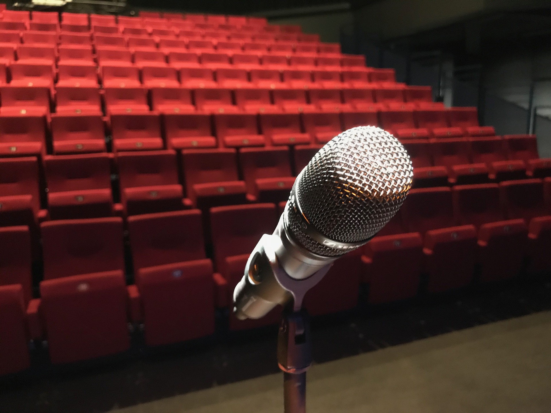 Microphone et sièges de théâtre