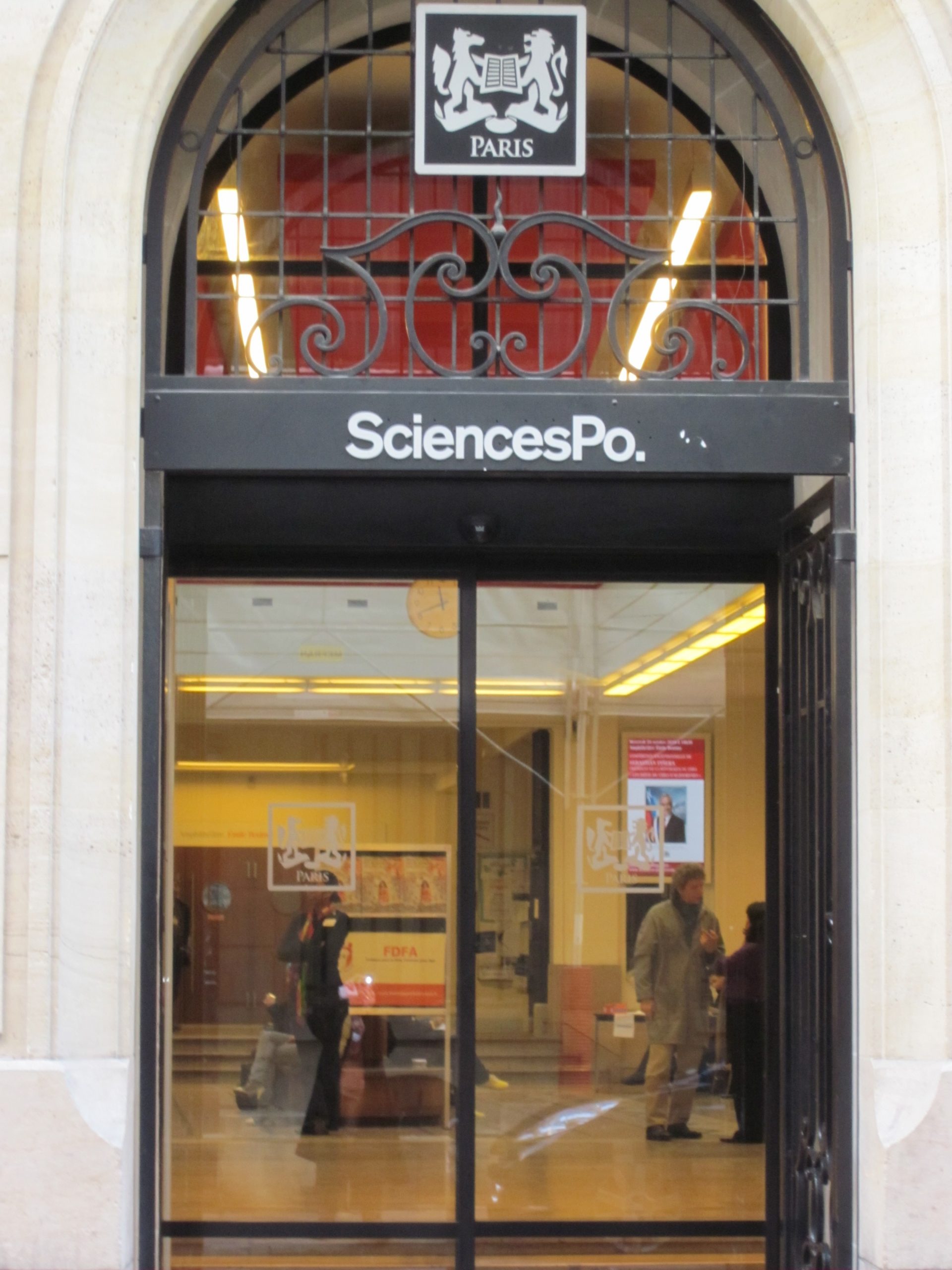 Entrée de Sciences Po Paris